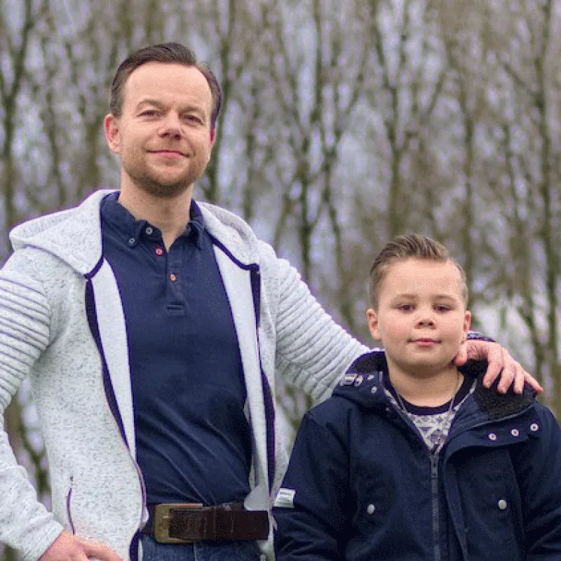 Angelo en Devano Boonman samen op het voetbalveld 