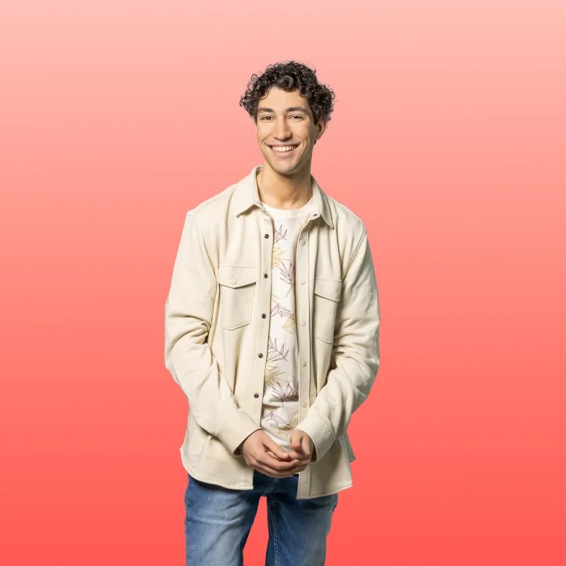 Annan Verboom voor een roze achtergrond