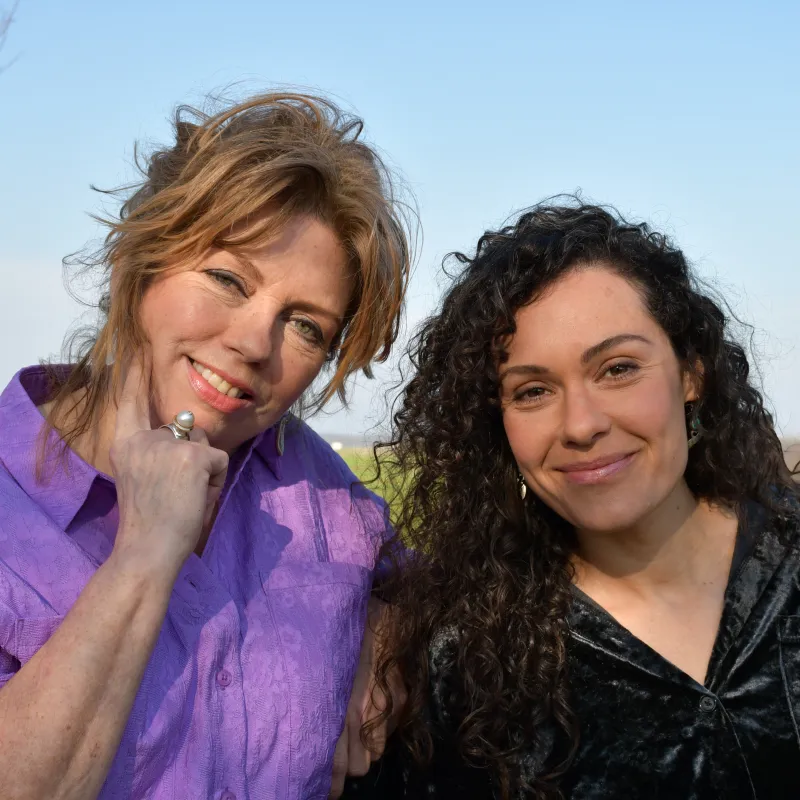 Annemiek Schrijver en Nora Fischer