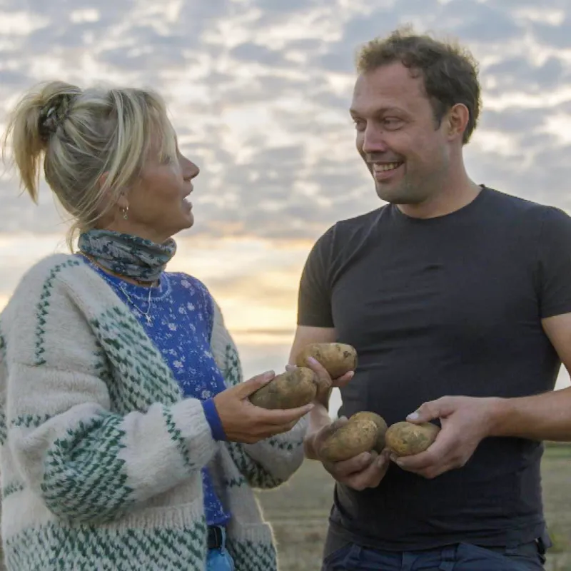 twee mensen met aardappels in hun handen