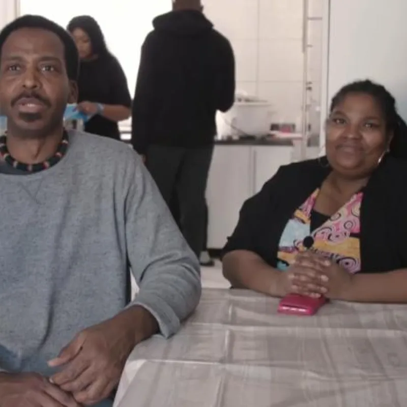 twee mensen kijken in de camera