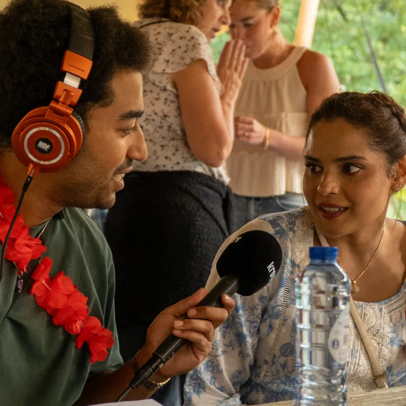 Benji Heerschop in gesprek op de barbecue 