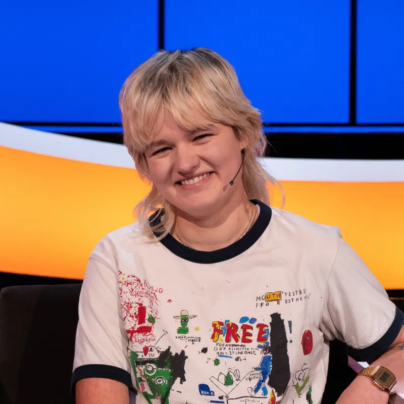 Mevrouw met blond haar en pony in de studio