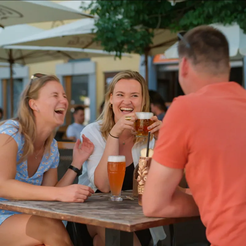 Richard en dates lachend op terras