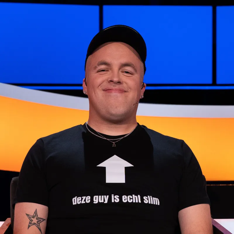 Lachende man met pet en de tekst 'deze guy is echt slim' op z'n t-shirt