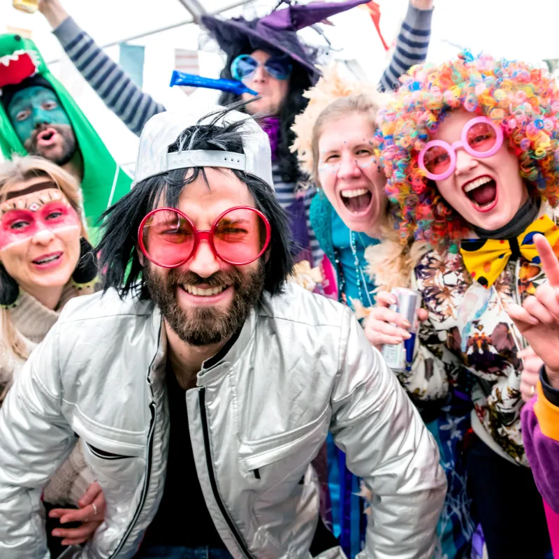 Mensen vieren carnaval 