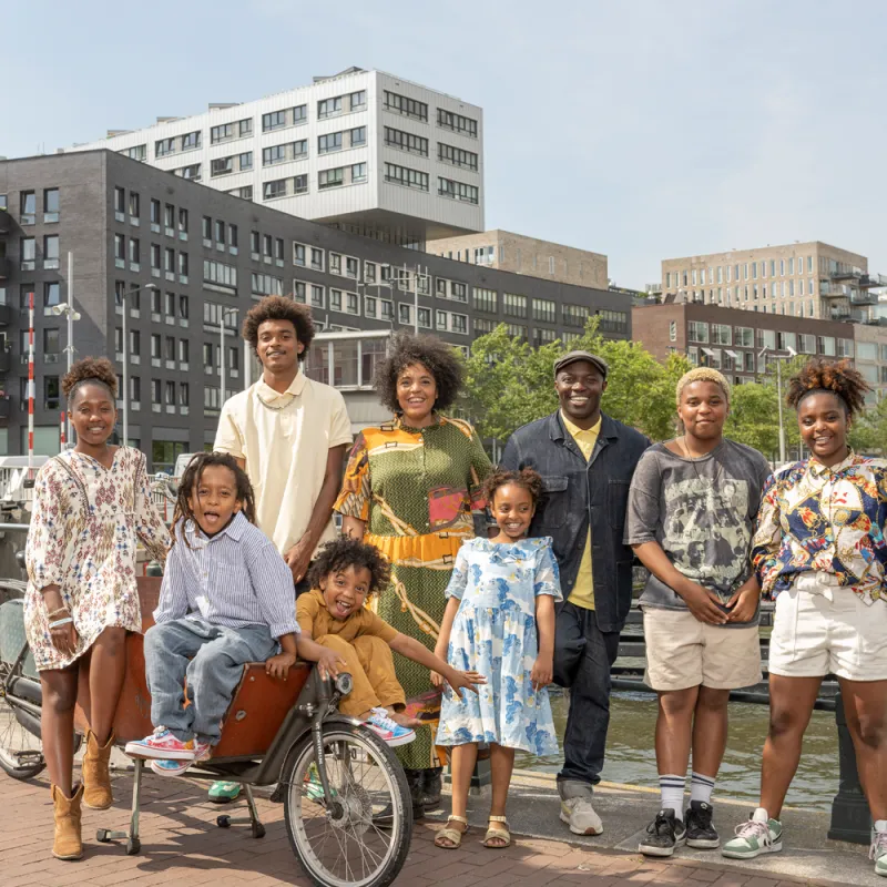 Een familie buiten