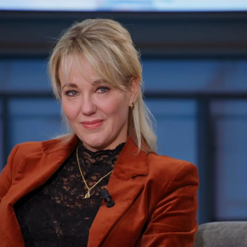 een vrouw met een rood jasje