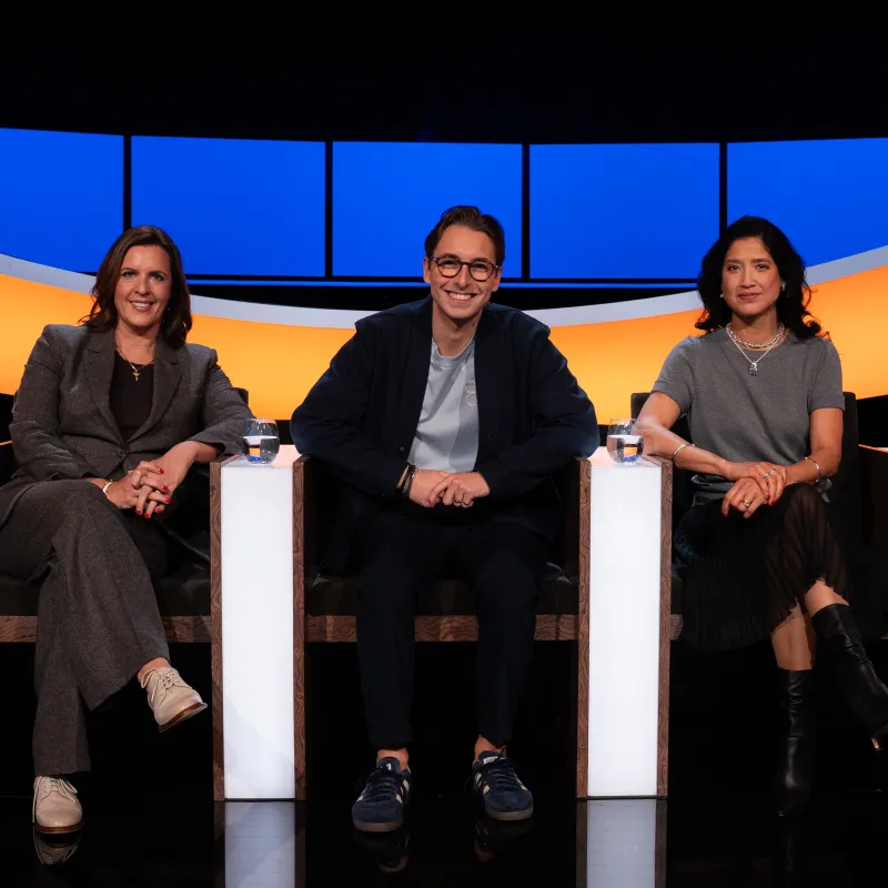 Drie mensen in een stoel in een studio