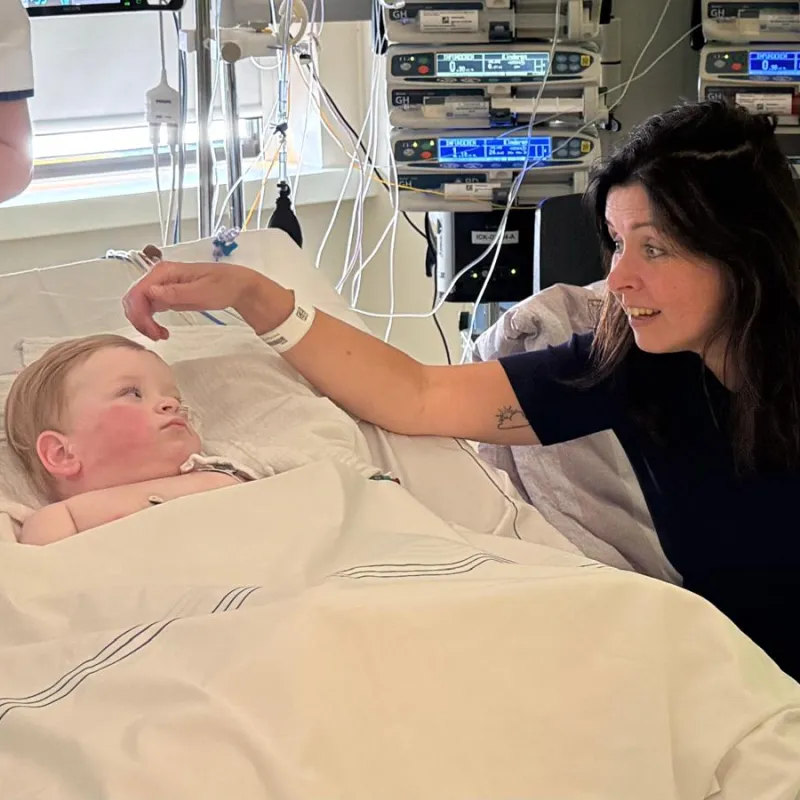Frouke en haar zoon Dani in het ziekenhuis - Joris kerstboom 