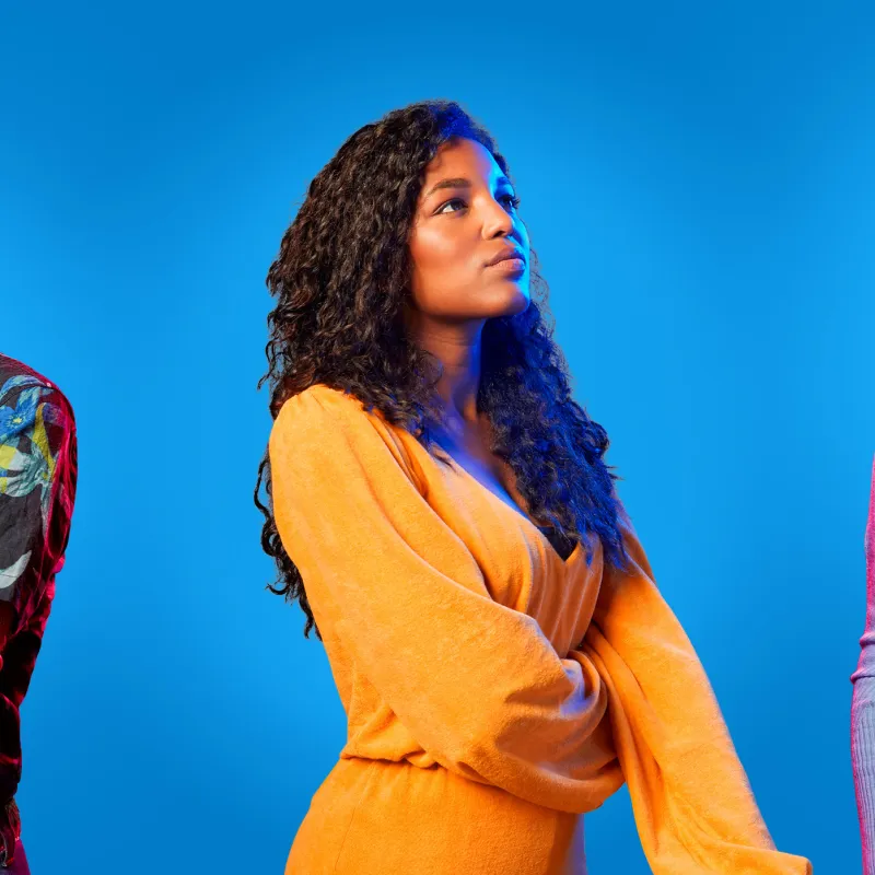 Joris Linssen, Sosha Duysker en Yvon Jaspers voor een blauwe achtergrond