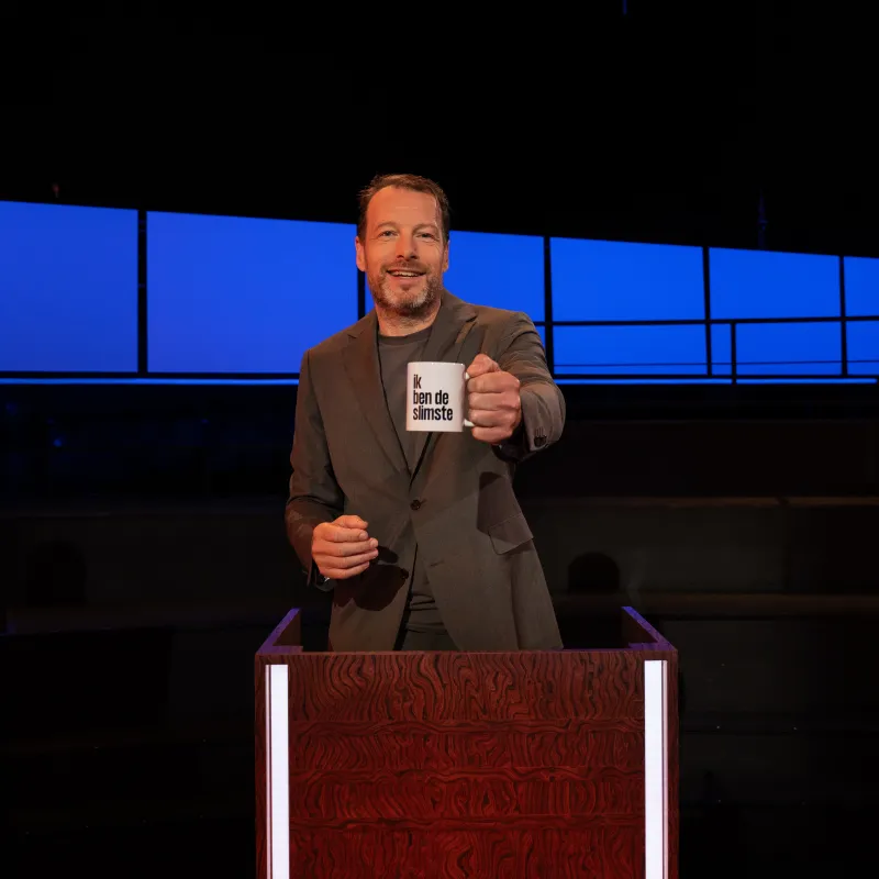 Blije man met mok in de hand