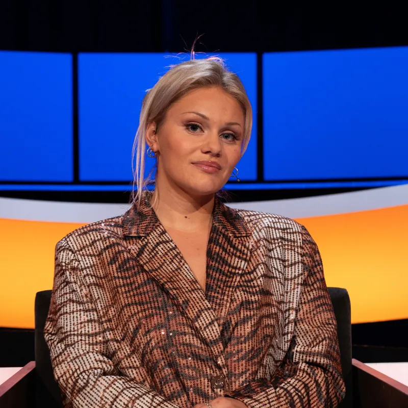 Blonde vrouw in studio