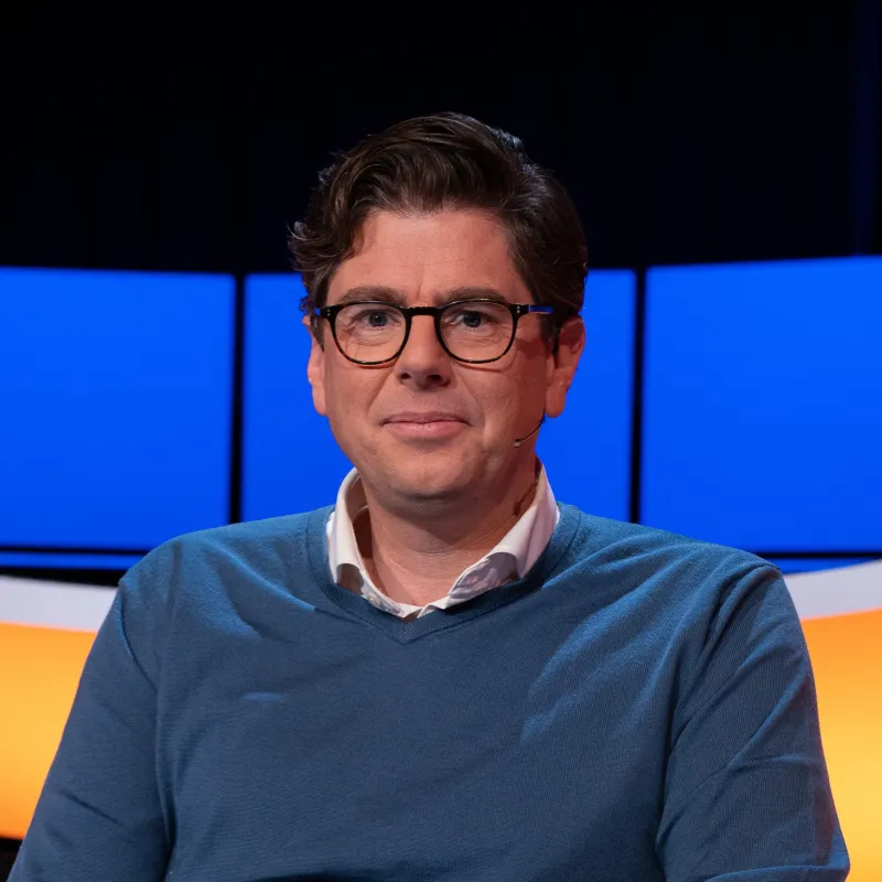 Man met bril en zwart haar