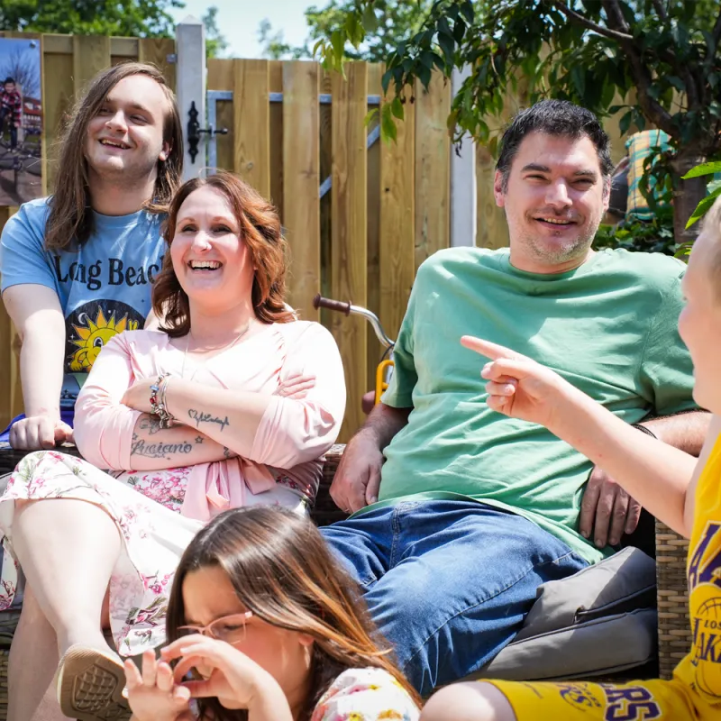 Een lachende familie buiten