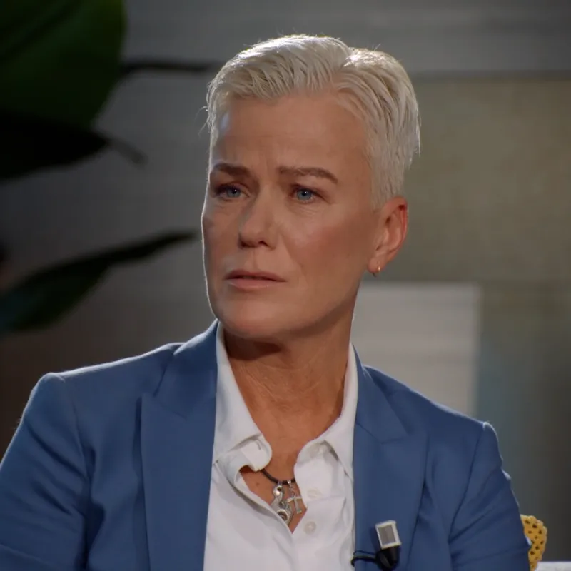 Blonde mevrouw met blauw pak