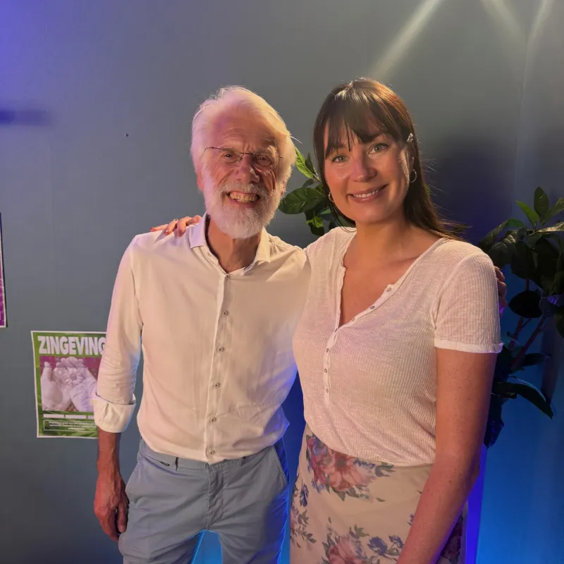 Emmely de Wilt en Erik Scherder staan arm-in-arm en lachen naar de camera