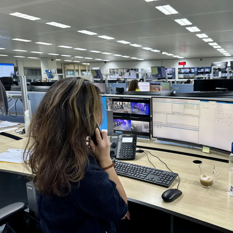 een vrouw belt in de meldkamer van de NS