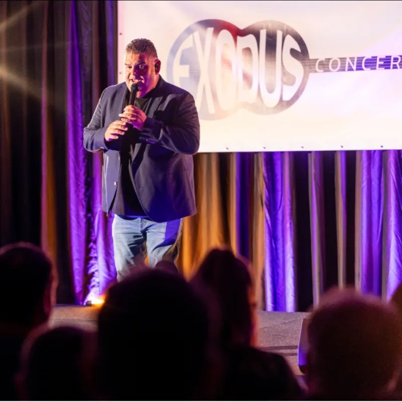 Django Wagner op het podium bij het Exodusconcert