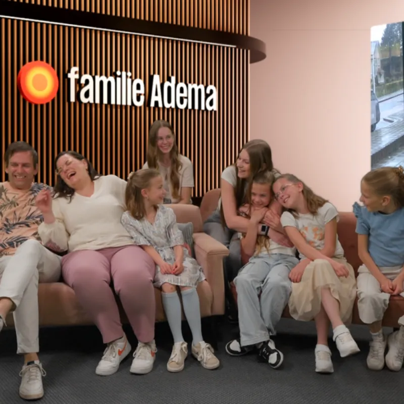 een gezin op een bank