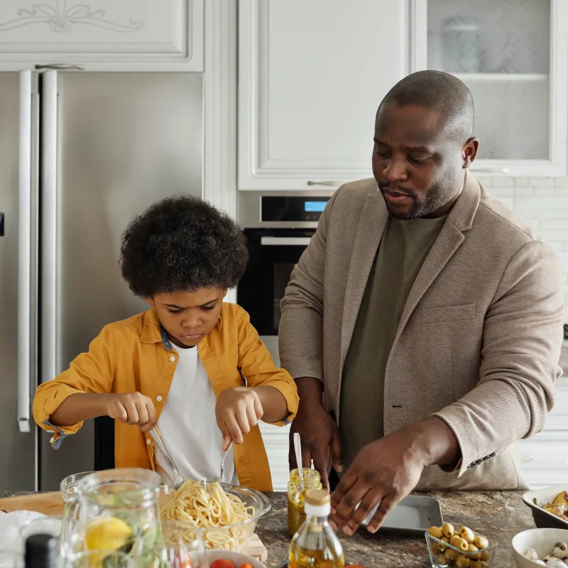 familie aan het koken