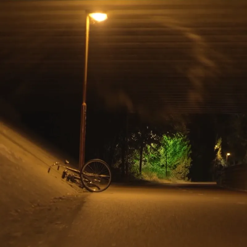 een fiets ligt op de grond bij een tunnel in het donker
