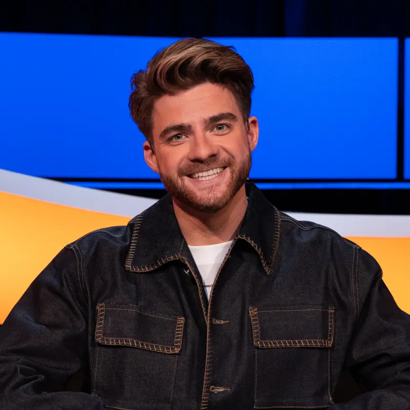 Lachende man met bruin haar en baard