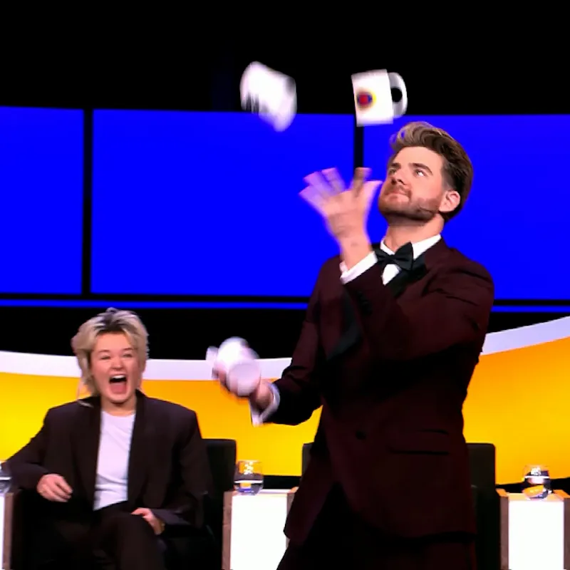 Frank van Leeuwen jongleert met De slimste mens mokken