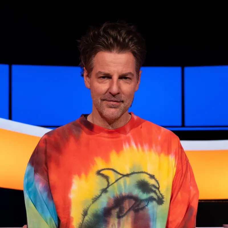 Man met regenboog shirt 