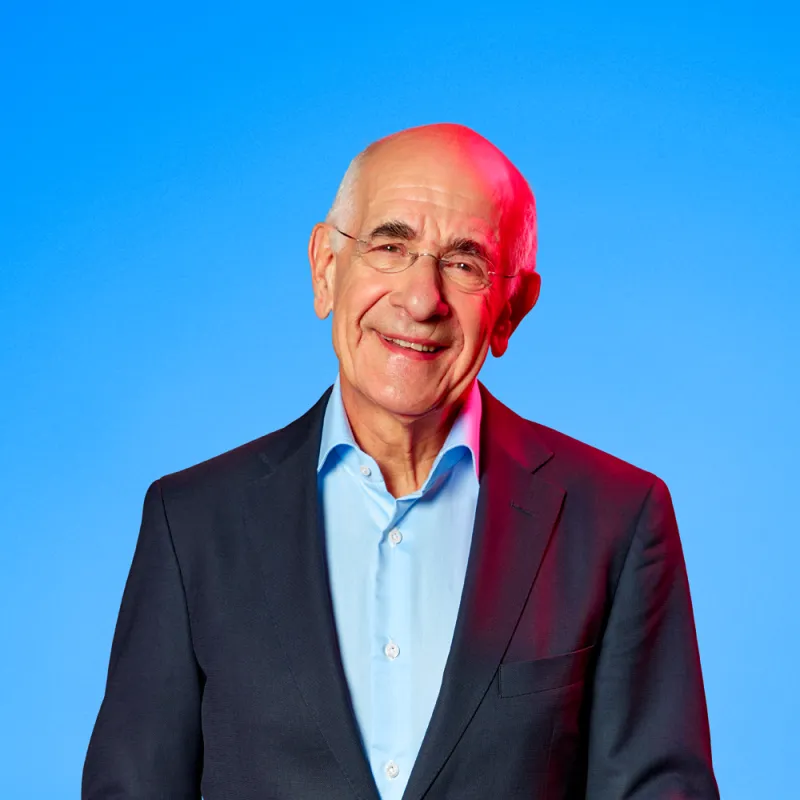 een man voor een blauwe achtergrond