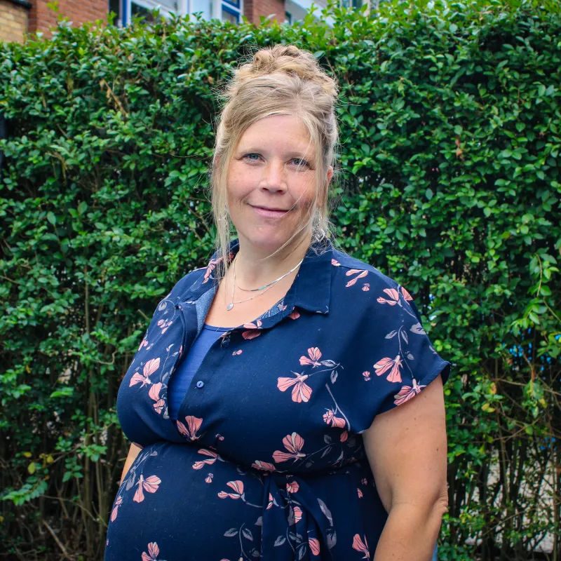 Portretfoto van Gerdine Blom in de tuin