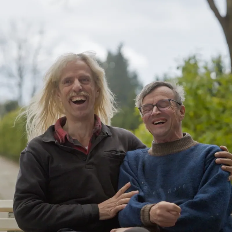 twee lachende mannen buiten