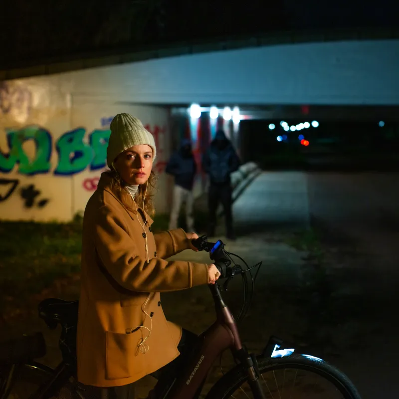 een vrouw op een fiets