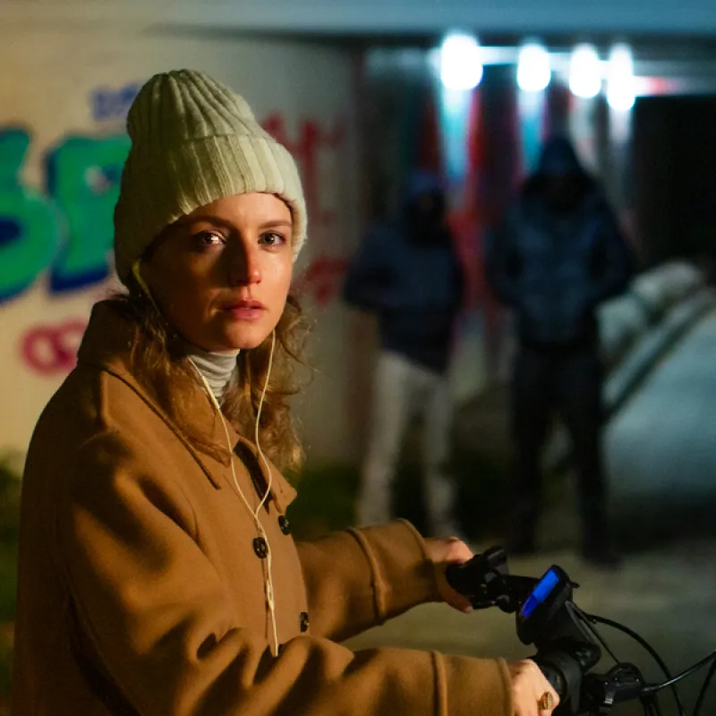 een vrouw op een fiets