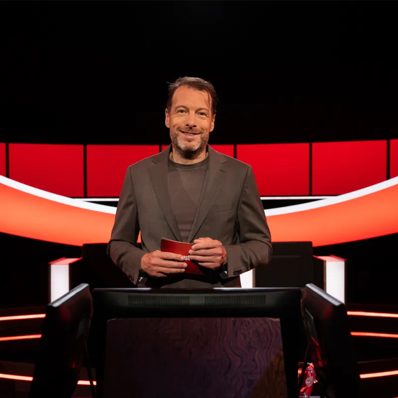 een man in een studio