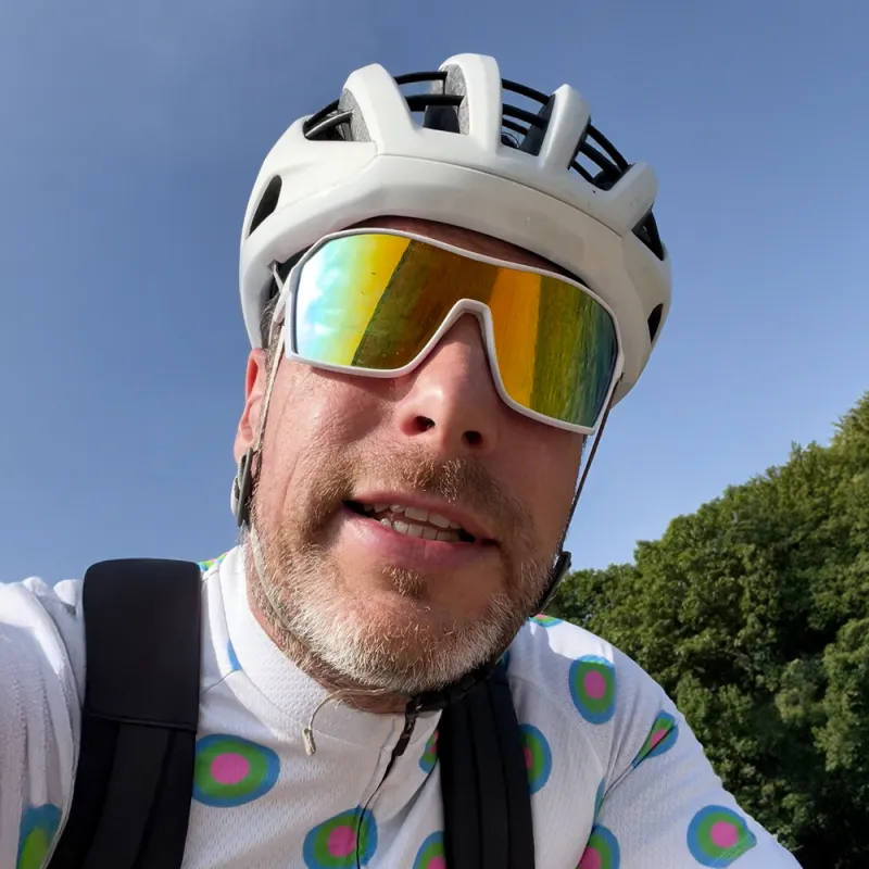 een man op de racefiets