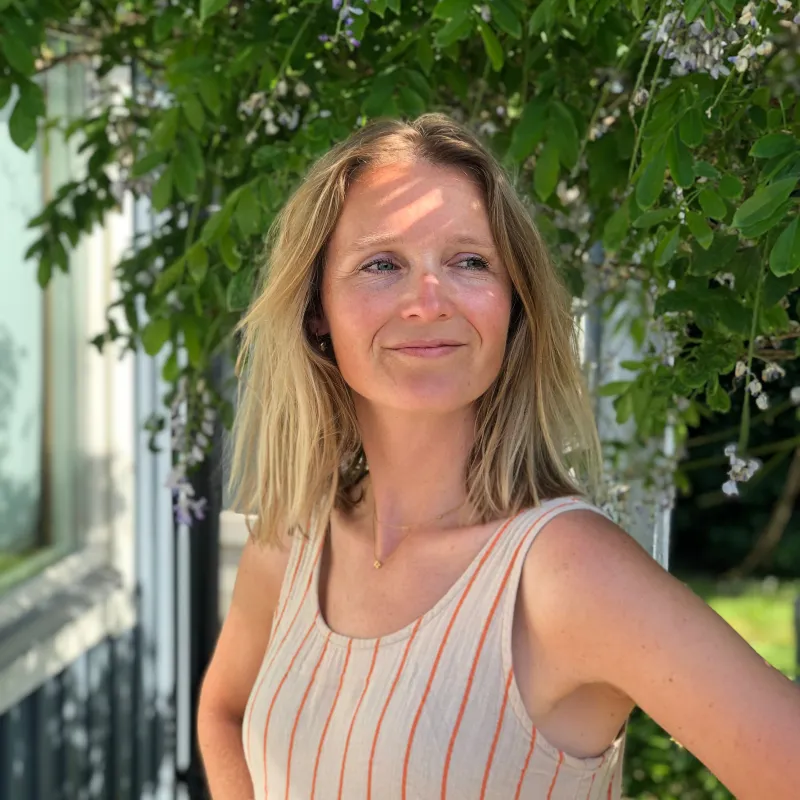 Blonde vrouw met streepjeskleding