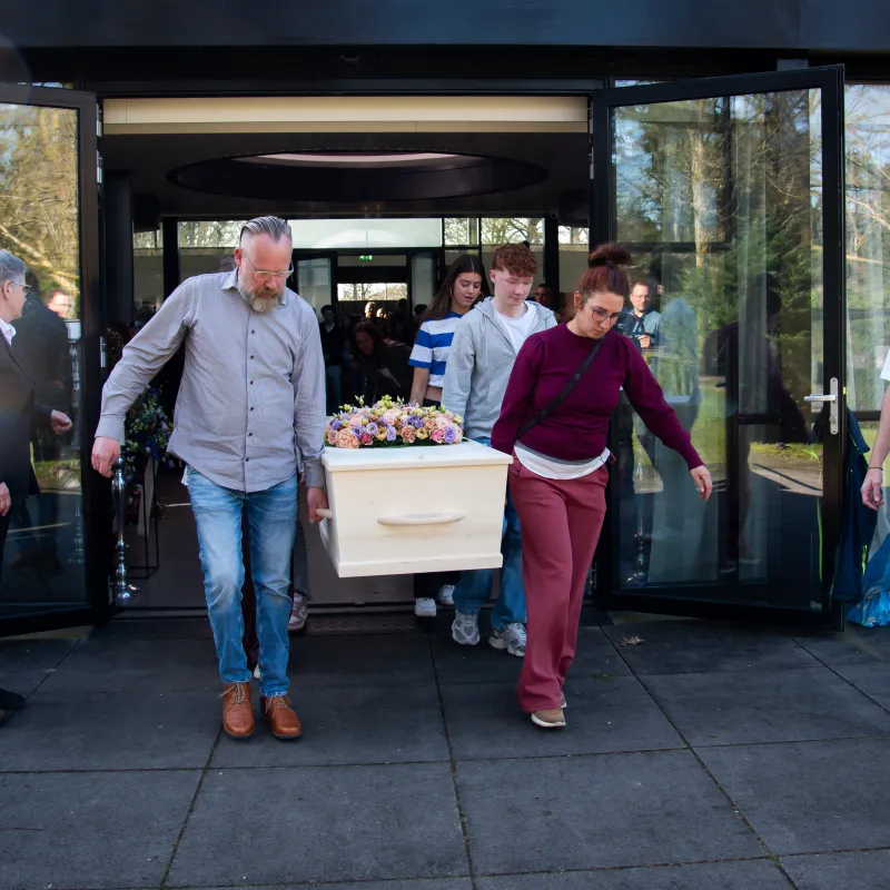 Iwan en Mara dragen de kist van hun zoon Job 