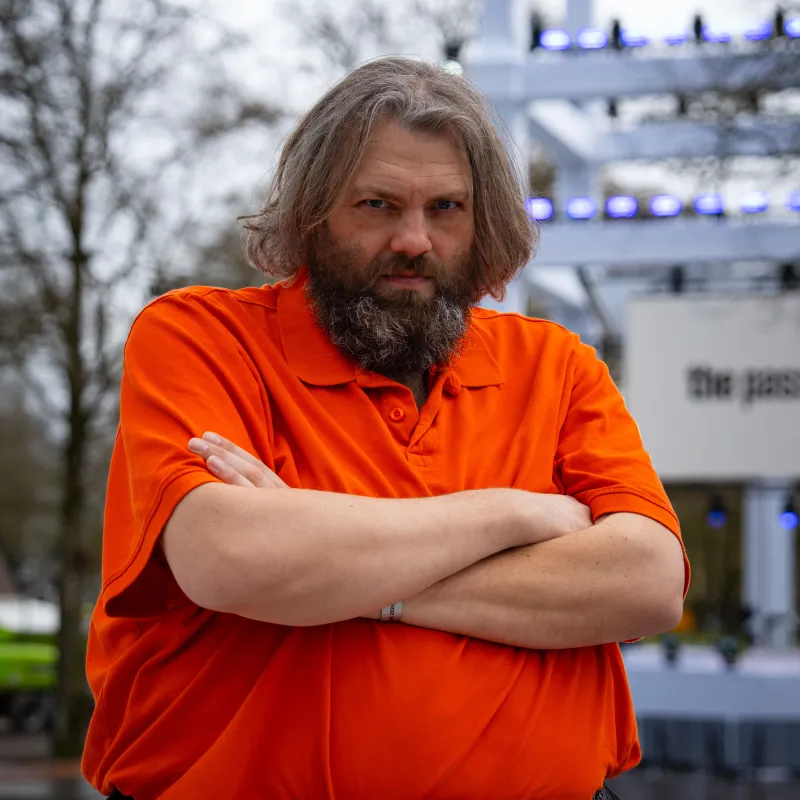 Man in oranje pak kijkt serieus