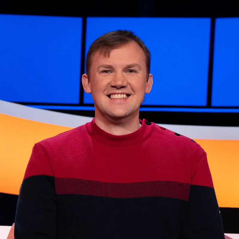 Lachende man met rode trui