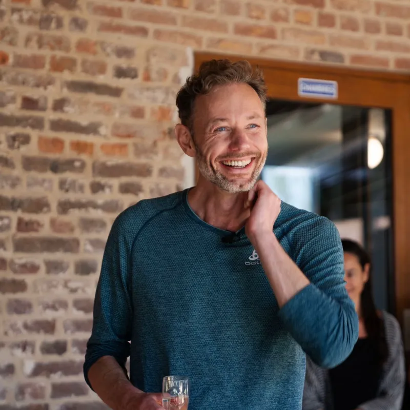 Lachende man met champagneglas in zijn hand