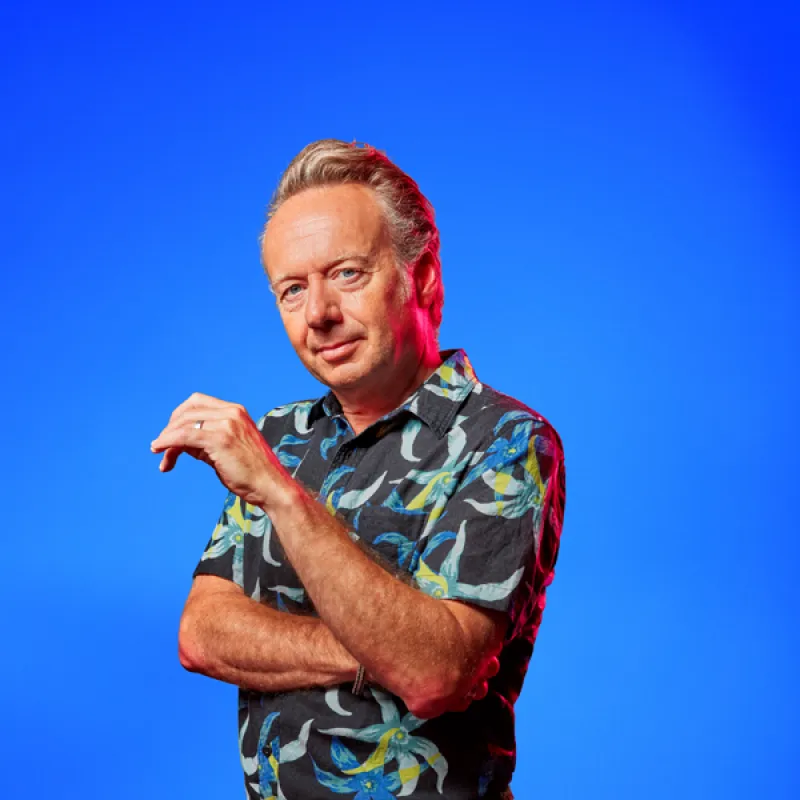 Joris Linssen voor een blauwe achtergrond