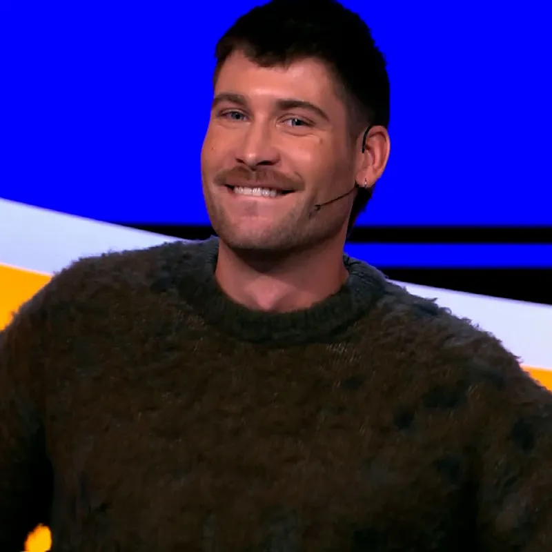 een man in een blauwe studio