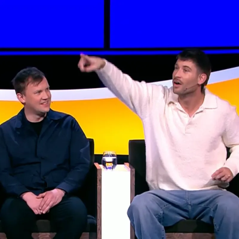 een man wijst in een studio