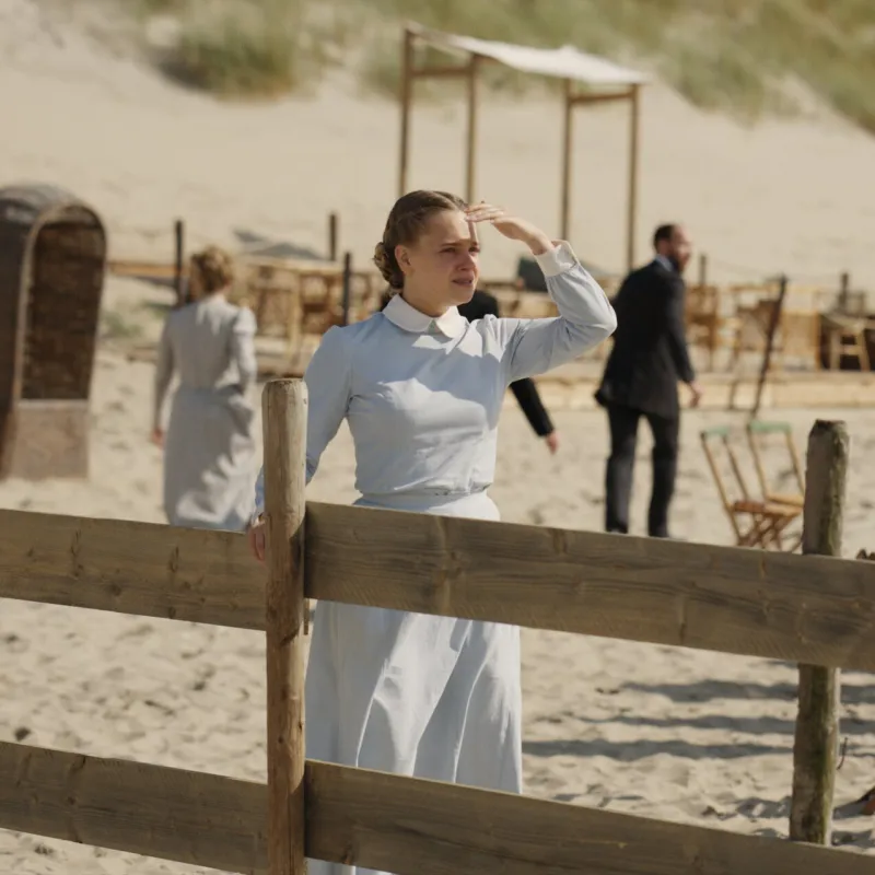 Een vrouw loopt over het strand