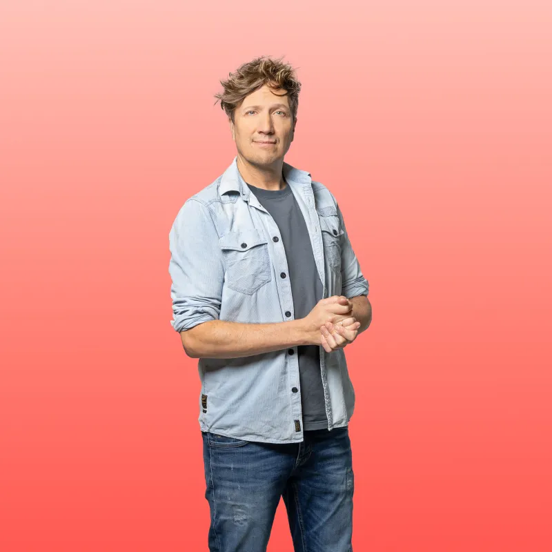 Klaas van Kruistum voor een roze achtergrond