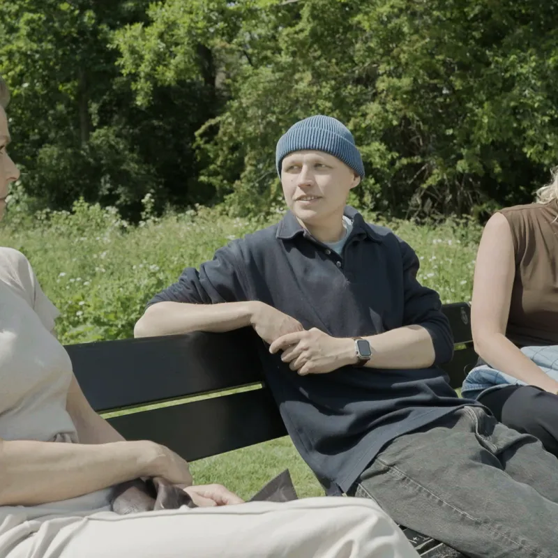 Drie personen op een bank