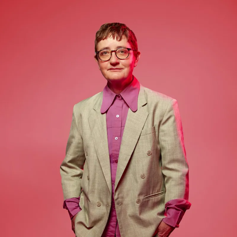 Andrea van Pol voor roze achtergrond