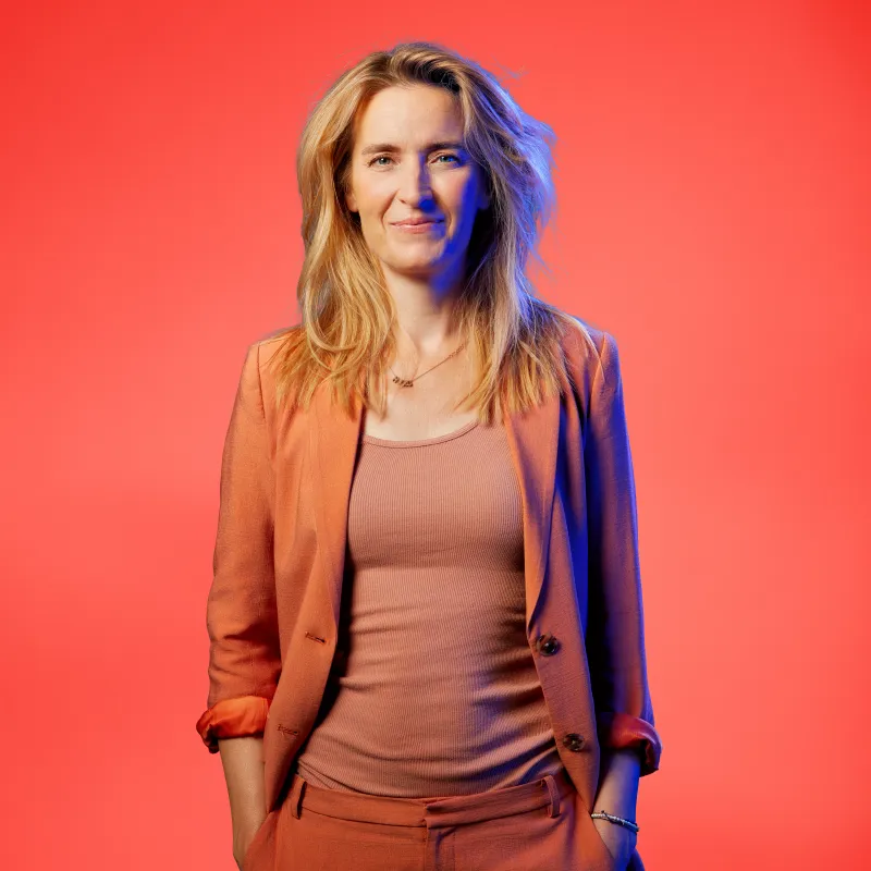 jetske van den elsen voor een rode achtergrond met rode kleren