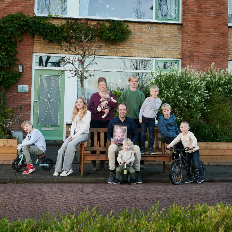 Gezin voor het huis